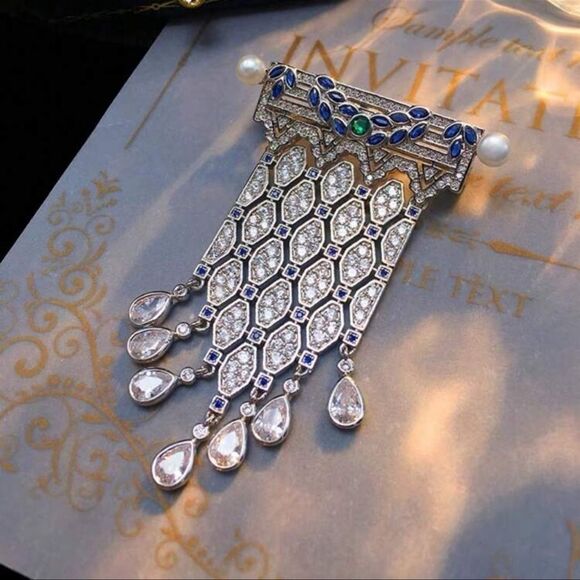 Regal Elegance Crystal Brooch-Vintage Art Deco Pin with Pearls and Gem Accents - Picture 4 of 10